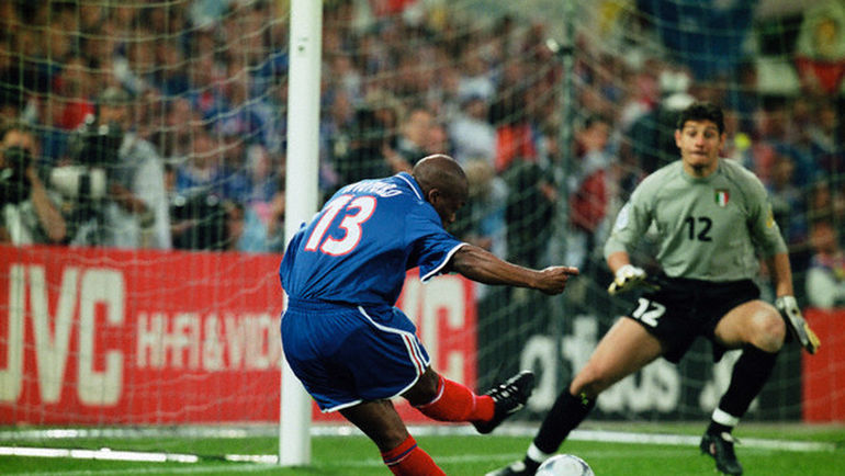 Сильван ВИЛЬТОР забивает в ворота Италии в финале Euro-2000. Фото eurosport.fr Сильван ВИЛЬТОР забивает в ворота Италии в финале Euro-2000. Фото eurosport.fr