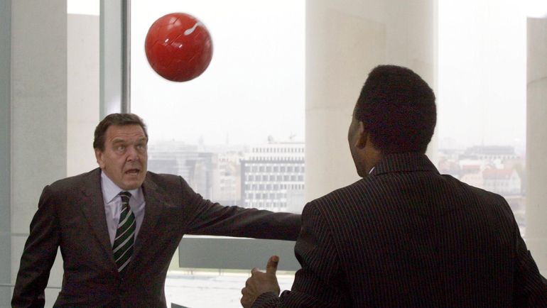 2005 год. Герхард ШРЕДЕР и ПЕЛЕ. Фото AFP 2005 год. Герхард ШРЕДЕР и ПЕЛЕ. Фото AFP