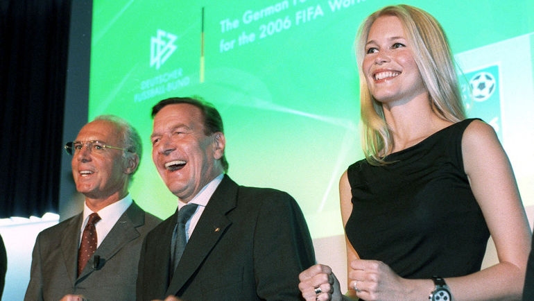 5 июля 2000 года. Цюрих. 2003 год. Герхард ШРЕДЕР в компании Франца БЕККЕНБАУЭРА и Клаудии ШИФЕР презентуют исполкому ФИФА заявку Германии на ЧМ-2006. Фото REUTERS 5 июля 2000 года. Цюрих. 2003 год. Герхард ШРЕДЕР в компании Франца БЕККЕНБАУЭРА и Клаудии ШИФЕР презентуют исполкому ФИФА заявку Германии на ЧМ-2006. Фото REUTERS