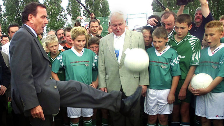 2000 год. Герхард ШРЕДЕР показывает навыки владения мячом. Фото REUTERS 2000 год. Герхард ШРЕДЕР показывает навыки владения мячом. Фото REUTERS