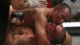 Алексей ОЛЕЙНИК (сверху) в бою с Майком ХЭЙЕМ.