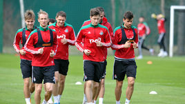 Четверг. Баковка. Арсений ЛОГАШОВ, Владислав ИГНАТЬЕВ, Тарас МИХАЛИК, Алексей МИРАНЧУК, Петар ШКУЛЕТИЧ и Неманья ПЕЙЧИНОВИЧ (справа) во время тренировки.