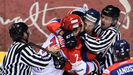 Четверг. Кошице. Словакия - Россия - 0:6. Нападающий Сергей ШУМАКОВ (№ 7) своей игрой в товарищеских матчах сделал серьезную заявку на попадание на чемпионат мира.