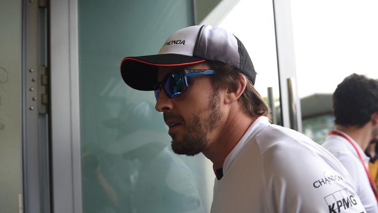 Медицинская служба признала Фернандо АЛОНСО условно здоровым после аварии. Фото AFP Медицинская служба признала Фернандо АЛОНСО условно здоровым после аварии. Фото AFP