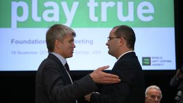 Генеральный секретарь ФИБА Патрик БАУМАНН (справа).