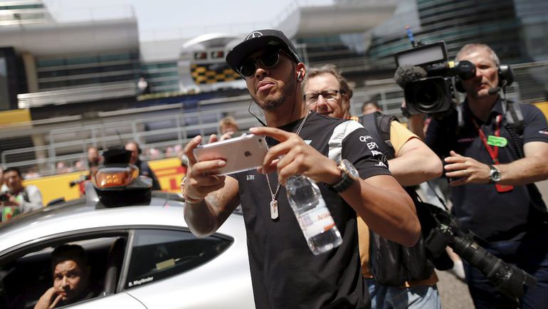 Сегодня. Шанхай. Льюис ХЭМИЛТОН. Фото REUTERS Сегодня. Шанхай. Льюис ХЭМИЛТОН. Фото REUTERS