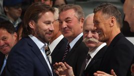 14 ноября 2014 года. Торонто. Берье САЛЬМИНГ (крайний справа) вместе с легендами мирового хоккея Лэнни МАКДОНАЛЬДОМ, Владиславом ТРЕТЬЯКОМ и Петером ФОРСБЕРГОМ (справа налево) на торжественной церемонии перед матчем "Торонто" с "Питтсбургом".
