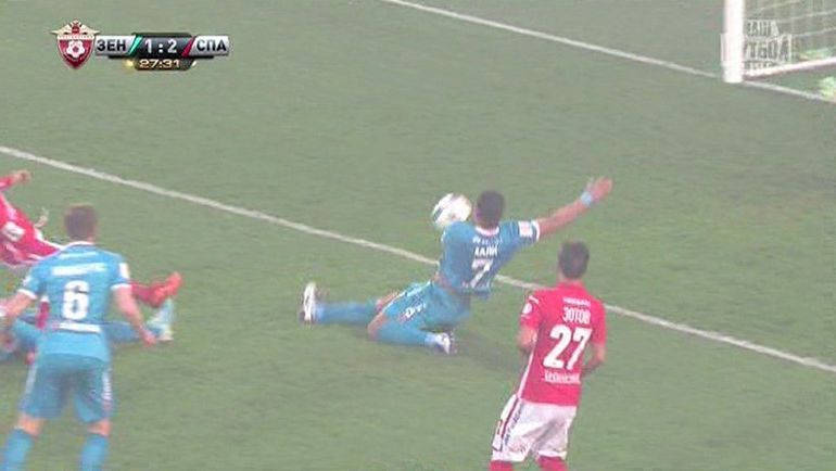 28-я минута. Мяч попадает ХАЛКУ в левую руку. 28-я минута. Мяч попадает ХАЛКУ в левую руку.