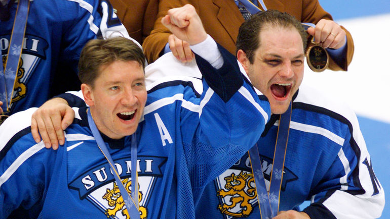 1998 год. Нагано. Ярри КУРРИ и Эса ТИККАНЕН с бронзой Игр-1998 после победы над Канадой. Фото REUTERS 1998 год. Нагано. Ярри КУРРИ и Эса ТИККАНЕН с бронзой Игр-1998 после победы над Канадой. Фото REUTERS