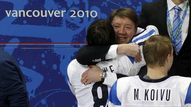 2010 год. Ванкувер. Яри КУРРИ и Теему СЕЛЯННЕ после бронзового матча Игр со Словакией. Фото REUTERS 2010 год. Ванкувер. Яри КУРРИ и Теему СЕЛЯННЕ после бронзового матча Игр со Словакией. Фото REUTERS