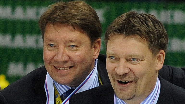 2011 год. Братислава. Яри КУРРИ и Юкка ЯЛОНЕН с золотом чемпионата мира после финала со Швецией. Фото AFP 2011 год. Братислава. Яри КУРРИ и Юкка ЯЛОНЕН с золотом чемпионата мира после финала со Швецией. Фото AFP