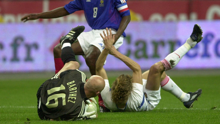 17 апреля 2002 года. Сен-Дени. Франция - Россия - 0:0. Валерий КАРПИН у ворота Фабьена БАРТЕЗА. Фото REUTERS 17 апреля 2002 года. Сен-Дени. Франция - Россия - 0:0. Валерий КАРПИН у ворота Фабьена БАРТЕЗА. Фото REUTERS