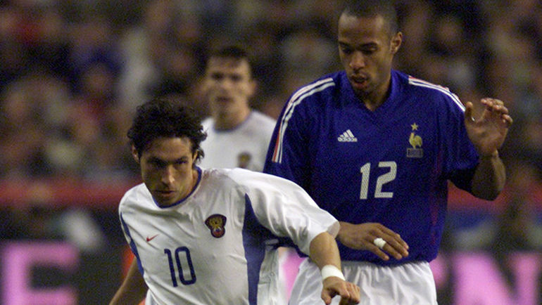 17 апреля 2002 года. Сен-Дени. Франция - Россия - 0:0. Александр МОСТОВОЙ (№10) и Тьерри АНРИ. Фото REUTERS 17 апреля 2002 года. Сен-Дени. Франция - Россия - 0:0. Александр МОСТОВОЙ (№10) и Тьерри АНРИ. Фото REUTERS