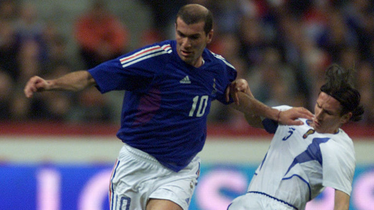 17 апреля 2002 года. Сен-Дени. Франция - Россия - 0:0. Зинедин ЗИДАН (№10) и Алексей СМЕРТИН. Фото REUTERS 17 апреля 2002 года. Сен-Дени. Франция - Россия - 0:0. Зинедин ЗИДАН (№10) и Алексей СМЕРТИН. Фото REUTERS