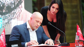 Сегодня. Москва. Федор ЕМЕЛЬЯНЕНКО подписывает контракт на бой с Фабио МАЛЬДОНАДО.