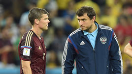 Главный врач сборной России Эдуард БЕЗУГЛОВ (справа) и полузащитник Игорь ДЕНИСОВ.