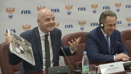 Вторник. Москва. Дом футбола. Джанни ИНФАНТИНО (слева) и Виталий МУТКО.