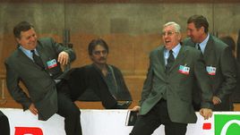 Борис МИХАЙЛОВ (второй справа) является обладателем редчайшего для мирового хоккея достижения: он выигрывал чемпионат мира и как игрок, и как тренер.