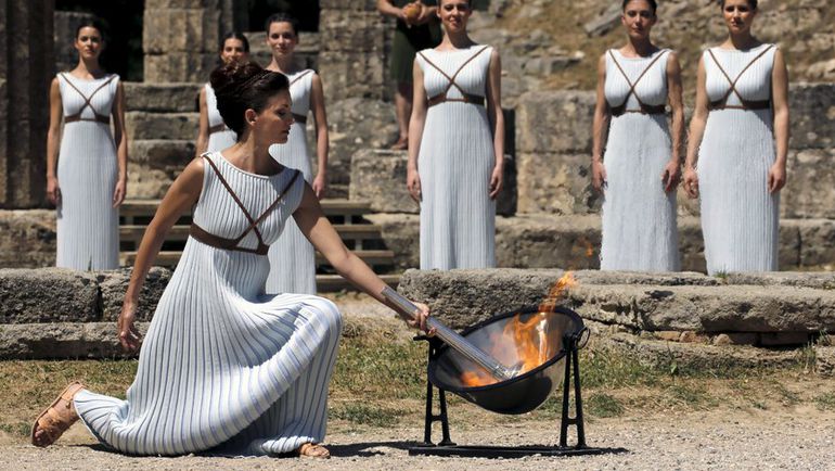 Греческие жрицы зажигают Олимпийский огонь