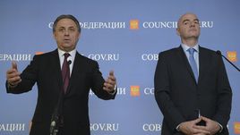 Сегодня. Москва. Министр спорта РФ Виталий МУТКО (слева) и президент ФИФА Джанни ИНФАНТИНО посетили Совет федерации.