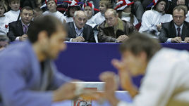 16 декабря 2007 года. Москва. Кубок Европы по дзюдо. Президент России Владимир ПУТИН наблюдает за соревнованиями вместе с Анатолием РАХЛИНЫМ.