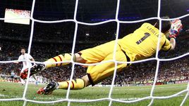 27 июня 2012 года. Донецк. Португалия - Испания - 0:0. Пенальти - 2:4. Вратарь сборной Испании Икер КАСИЛЬЯС отражает пенальти, пробитый португальским полузащитником ЖОАУ МОУТИНЬЮ.