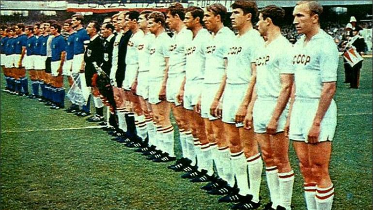 5 июня 1968 года. Неаполь. СССР – Италия – 0:0. Соперники вышли на поле перед матчем 1/2 финала. 5 июня 1968 года. Неаполь. СССР – Италия – 0:0. Соперники вышли на поле перед матчем 1/2 финала.