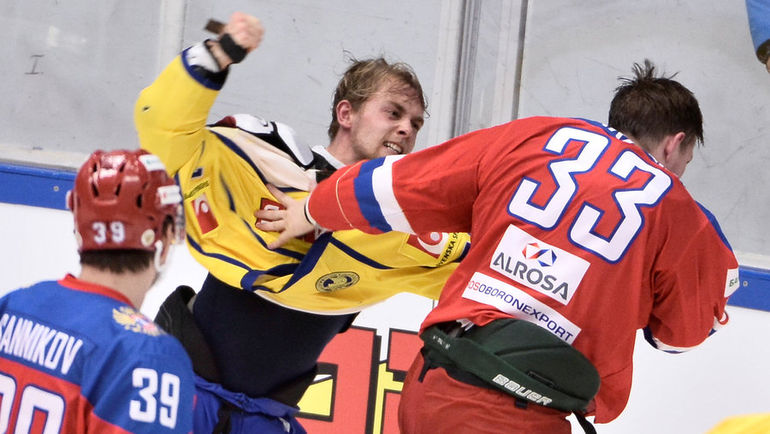 Четверг. Седертелье. Швеция – Россия – 4:1. Драка между российским защитником Альбертом ЯРУЛИНЫМ и шведским нападающим Патриком СЕЛИНОМ. Фото REUTERS Четверг. Седертелье. Швеция – Россия – 4:1. Драка между российским защитником Альбертом ЯРУЛИНЫМ и шведским нападающим Патриком СЕЛИНОМ. Фото REUTERS