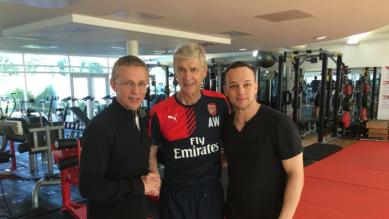 Игорь ЛАРИОНОВ (слева) и Арсен ВЕНГЕР (в центре).