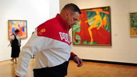 Сегодня. Москва. Владимир АЛЕКНО у картины Кузьмы ПЕТРОВА-ВОДКИНА.