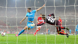 Артем ДЗЮБА поражает ворота Артема РЕБРОВА.