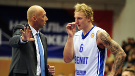 Янис ТИММА (№6) и главный тренер