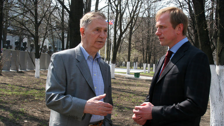 29 аереля 2009 года. Москва. Виктор ТИХОНОВ и Сергей НЕМЧИНОВ. Фото Динара КАФИСКИНА 29 аереля 2009 года. Москва. Виктор ТИХОНОВ и Сергей НЕМЧИНОВ. Фото Динара КАФИСКИНА