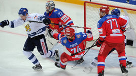 Сегодня. Москва. Россия - Финляндия - 2:3. Борьба у ворот Сергея БОБРОВСКГО (№72).