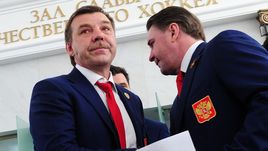 Среда. Москва. Главный тренер сборной России Олег ЗНАРОК (слева) и Алексей КАСАТОНОВ на пресс-конференции, посвященной объявлению состава на чемпионат мира.