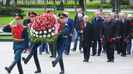 Сегодня. Москва. Возложение цветов от ветеранов футбола к Могиле Неизвестного солдата у Кремлевской стены.