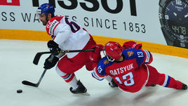 Вчера. Москва. Чехия - Россия - 3:0. Михал РЖЕПИК уходит от Павла ДАЦЮКА.