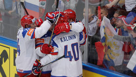 Воскресенье. Москва. Казахстан – Россия – 4:6. Игроки сборной России празднуют заброшенную шайбу.