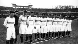 Тбилисское "Динамо". Крайний слева - капитан Борис ПАЙЧАДЗЕ.