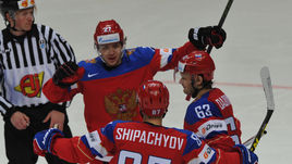 Понедельник. Москва. Латвия - Россия - 0:4. Артемий ПАНАРИН, Вадим ШИПАЧЕВ (№87) и Евгений ДАДОНОВ (№63) празднуют забитый гол.