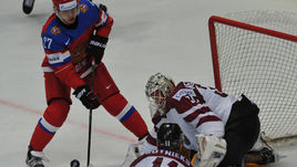 Сегодня. Москва. Латвия - Россия - 0:4. Артемия ПАНАРИНА (слева) в этом матче было не остановить.