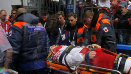 10 мая. Москва. Швейцария - Дания - 3:2 ОТ. Защитника датчан Йеспера ЙЕНСЕНА увозят на носилках после силового приема капитана швейцарцев Андреса Амбюля.