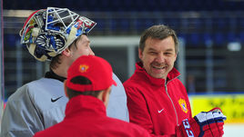 Вчера. Москва. Кто знает, может, именно матрешки на шлеме Сергея БОБРОВСКОГО (слева) так развеселили и Олега ЗНАРКА...