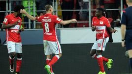 Денис ГЛУШАКОВ (в центре) и ЗЕ ЛУИШ (справа) поздравляют Квинси ПРОМЕСА с очередным забитым мячом.