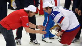 Главный тренер сборной России Олег ЗНАРОК и нападающий Александр ОВЕЧКИН.