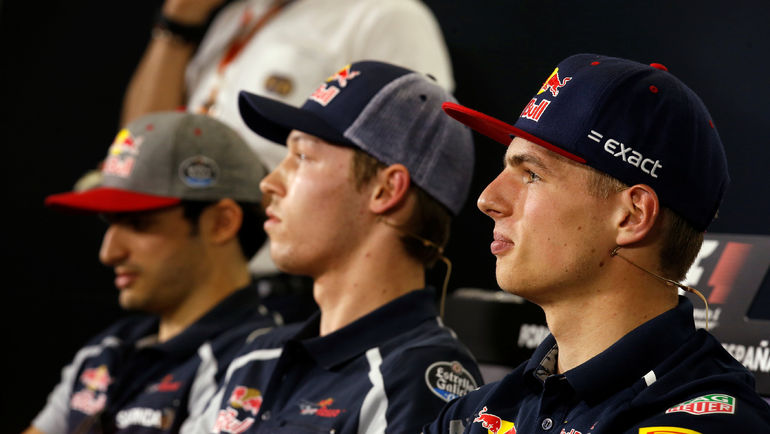 Карлос САЙНС, Даниил КВЯТ и Макс ФЕРСТАППЕН. Фото REUTERS Карлос САЙНС, Даниил КВЯТ и Макс ФЕРСТАППЕН. Фото REUTERS