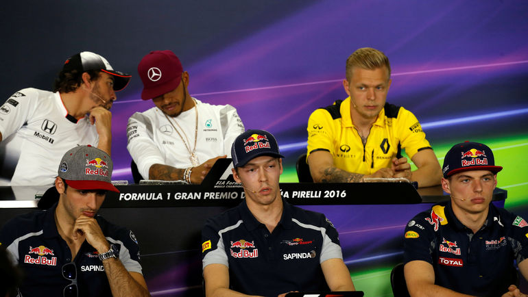 Cлева направо, верхний ряд: Фернандо АЛОНСО, Льюис ХЭМИЛТОН, Кевин МАГНУССЕН; нижний ряд: Карлос САЙНС, Даниил КВЯТ и Макс ФЕРСТАППЕН. Фото REUTERS Cлева направо, верхний ряд: Фернандо АЛОНСО, Льюис ХЭМИЛТОН, Кевин МАГНУССЕН; нижний ряд: Карлос САЙНС, Даниил КВЯТ и Макс ФЕРСТАППЕН. Фото REUTERS