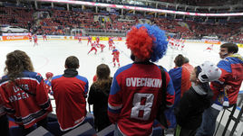 Вчера. Москва. Россия - Дания - 10:1. Болельщики нашей сборной с нетерпением ждут приезда самой яркой звезды российского хоккея.