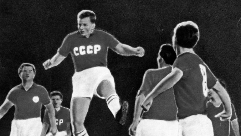 Виктор ПОНЕДЕЛЬНИК забивает победный гол в ворота сборной Югославии (2:1). Виктор ПОНЕДЕЛЬНИК забивает победный гол в ворота сборной Югославии (2:1).