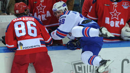 Нападающий ЦСКА Игорь МАКАРОВ и форвард СКА Павел БУЧНЕВИЧ.